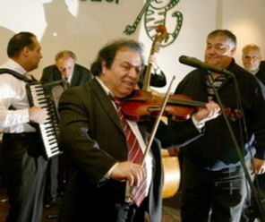 Taraful lui Vasile Nasturica concerteaza la Clubul Taranului