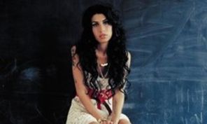 Rochia lui Amy Winehouse din Back To Black, vanduta  la licitatie