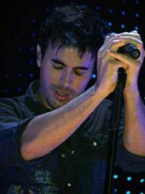 Enrique Iglesias pregateste un album bilingv