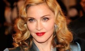 Madonna, ingrozita de microbi?