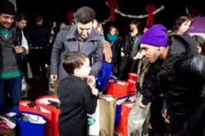 Artistii HaHaHa au surprins 130 de copii chiar in timpul serbarii de Craciun (foto + video)