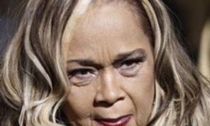 Etta James respira cu ajutorul aparatelor