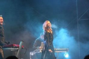 Adela Popescu a petrecut Revelionul 2012 pe scena cu DJ Project