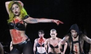 Lady Gaga, acuzata ca se imbaiaza in sange