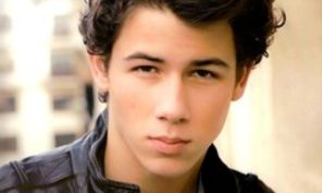Nick Jonas ar aparea nud intr-o piesa de teatru