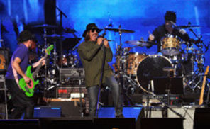 Hot new: Red Hot Chili Peppers - Look Around (videoclip)