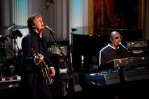 Paul McCartney colaboreaza din nou cu Stevie Wonder