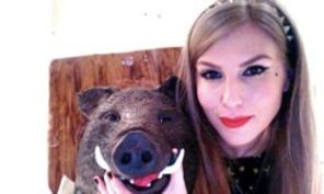 Corina a primit un tort in forma de porc mistert