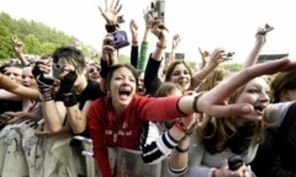 Top 6 artisti atacati de fani (video)