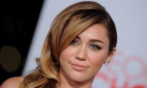 Miley Cyrus si-a fracturat coccisul