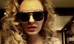 Alexandra Stan si-a expus sfarcurile pe Facebook (foto)