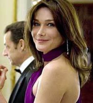 Carla Bruni vine la prezentarea YSL de la Bucuresti