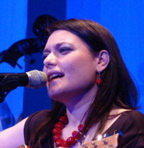 Alina Manole pleaca la drum cu `Luna Patrata`