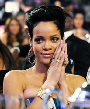 Rihanna isi vrea bijuteriile inapoi