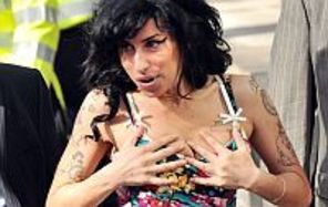 Amy Winehouse, din spital la o bauta