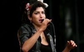 Amy Winehouse se recupereaza in bratele unui vanzator