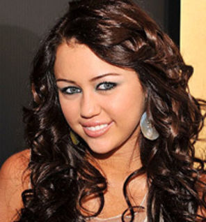 Miley Cyrus si Lindsay Lohan s-au CUTREMURat online
