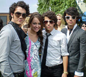 Miley Cyrus si Jonas Brothers, strigare catre fani!