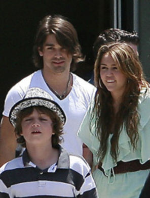 Justin Gaston a dus-o pe Miley Cyrus... la biserica (galerie foto)