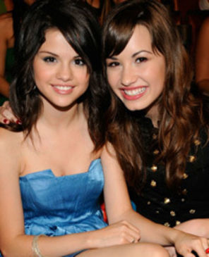 Demi Lovato si Selena Gomez sunt `One and the Same` (video)