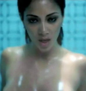 Nicole Scherzinger, goala printre clabuci in clipul `Hush Hush`