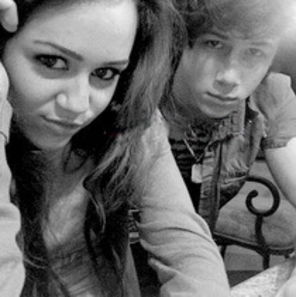 Miley Cyrus si Nick Jonas, impreuna in clipul `Sent It On`