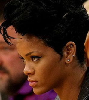 Rihanna, somata sa depuna marturie