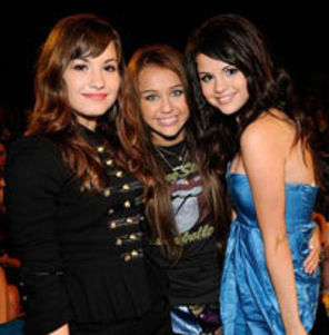 Cine-i cea mai sexy: Miley Cyrus, Demi Lovato, sau Selena Gomez?