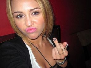 Poze intime ale lui Miley Cyrus scapa pe net (poze)