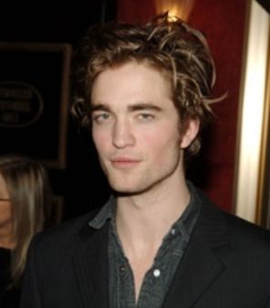 Robert Pattinson, lovit de taxi din cauza fanilor
