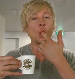 Solistul Sunrise Avenue si-a spart capul cu chitara