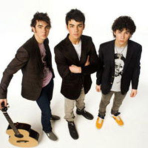 Jonas Brothers te invata sa canti `Fly With Me` si apoi te premiaza