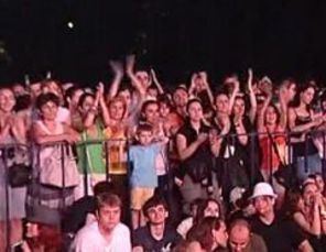 5.000 de fani la proiectia concertului Michael Jackson (poze)