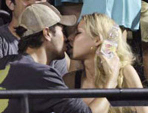 Zvon: Enrique Iglesias si Anna Kournikova s-au logodit