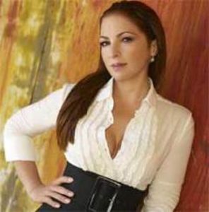 Gloria Estefan a dat cu mopul in timpul unui concert (VIDEO)