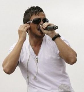 Peter Andre, recital cu emotii la festival (VIDEO)