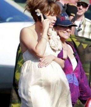 Jennifer Lopez adora sa-si scoata `burtica` dupa bunul plac (poze)