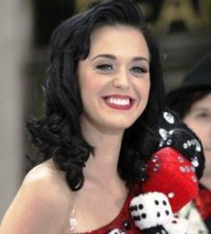 Katy Perry, pe urmele lui Lady GaGa in topuri