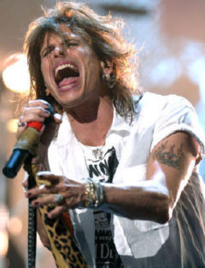 Steven Tyler a cazut de pe scena in timpul unui concert