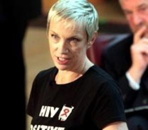 Annie Lennox, atac la Papa