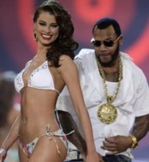 Flo Rida nu si-a dezlipit ochii de la Miss Universe 2009 (poze)