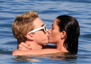Jesse McCartney iese cu fosta iubita a lui Ryan Seacrest (foto)