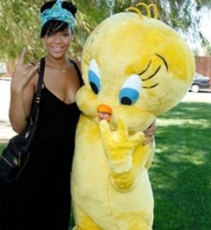 Rihanna se da in montagne russe, Chris Brown suspina dupa ea (poze)