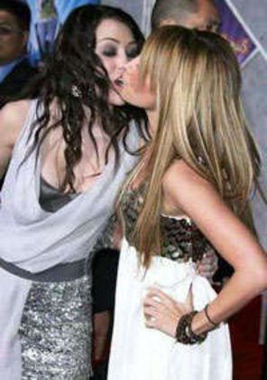 Ashley Tisdale: `Miley Cyrus e cu picioarele pe pamant`