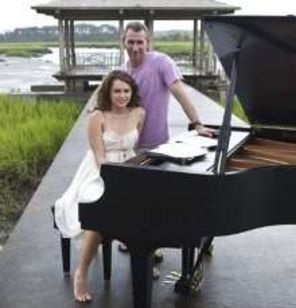 Miley Cyrus, delicata si romantica in clipul `When I Look At You`