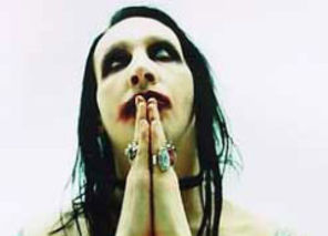 Marilyn Manson isi pune fanii in pericol (video)