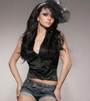 Giulia Anghelescu este noua solista DJ Project