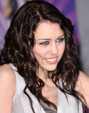 Miley Cyrus a renuntat la Twitter pentru Miley World