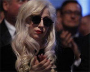 Barack Obama a `imbracat-o` pe Lady Gaga