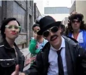 Jonas Brothers au facut clipul `Bounce` din plictiseala (VIDEO)